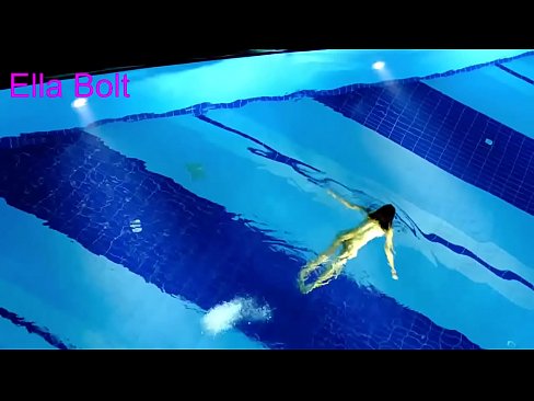 ❤️ Handikwanise kumira kuona, mudiki blonde akabatwa achishambira asina kupfeka muELLA BOLT resort pool ❤❌  ❤
